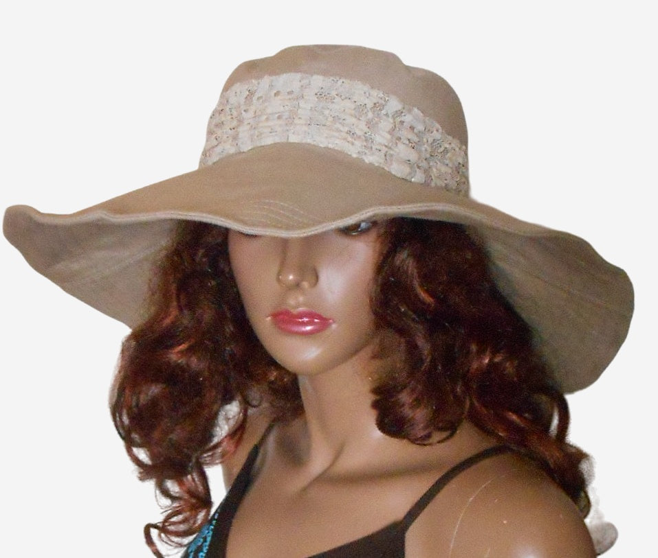 Beige linen hat with lace bow