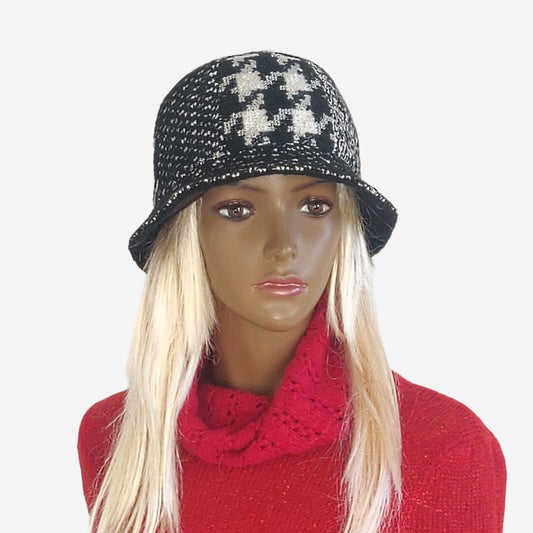 Warm wool bucket hat for women with black and white checkered pattern and fringe