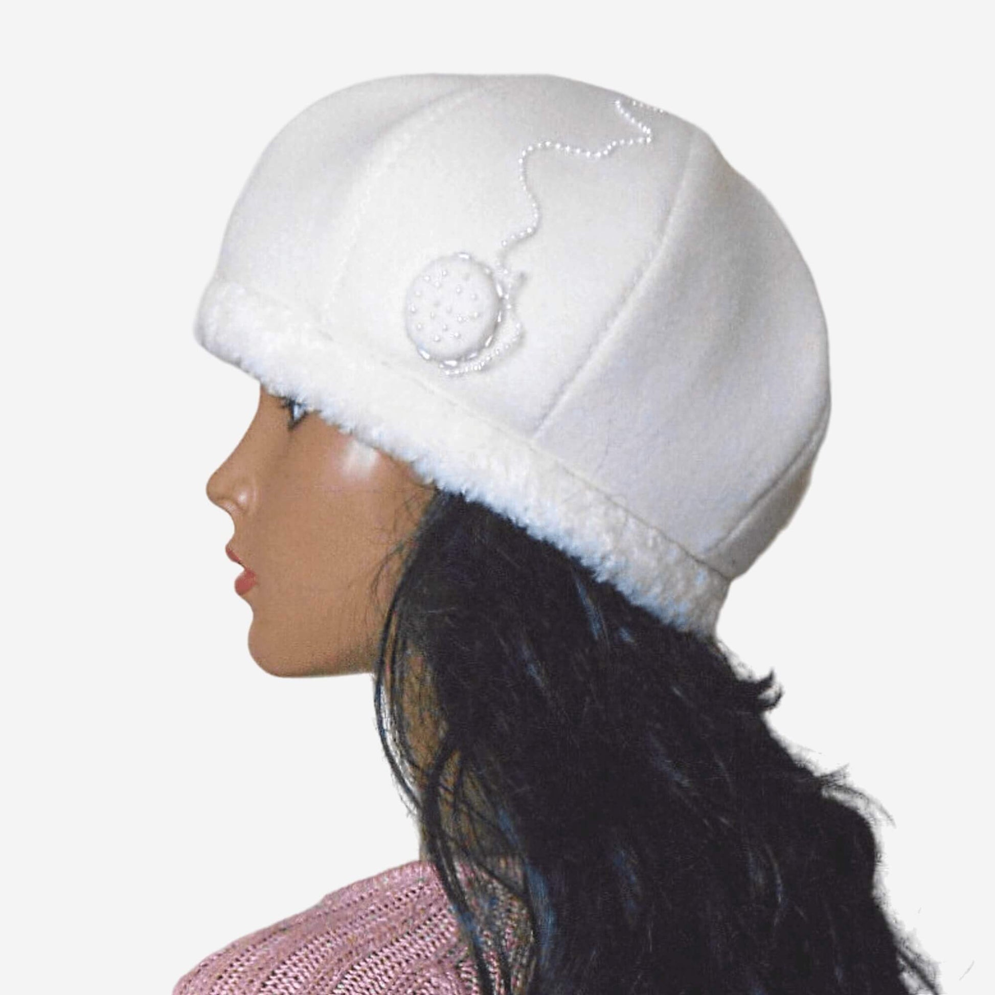 Elegant white wool beret with faux fur trim