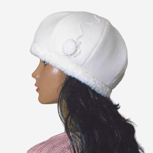 Elegant white wool beret with faux fur trim
